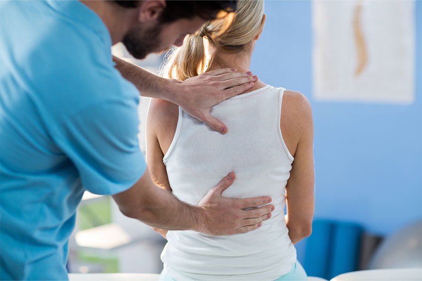 Untersuchung eines Rückens auf Funktionsstörung bei einer Patientin