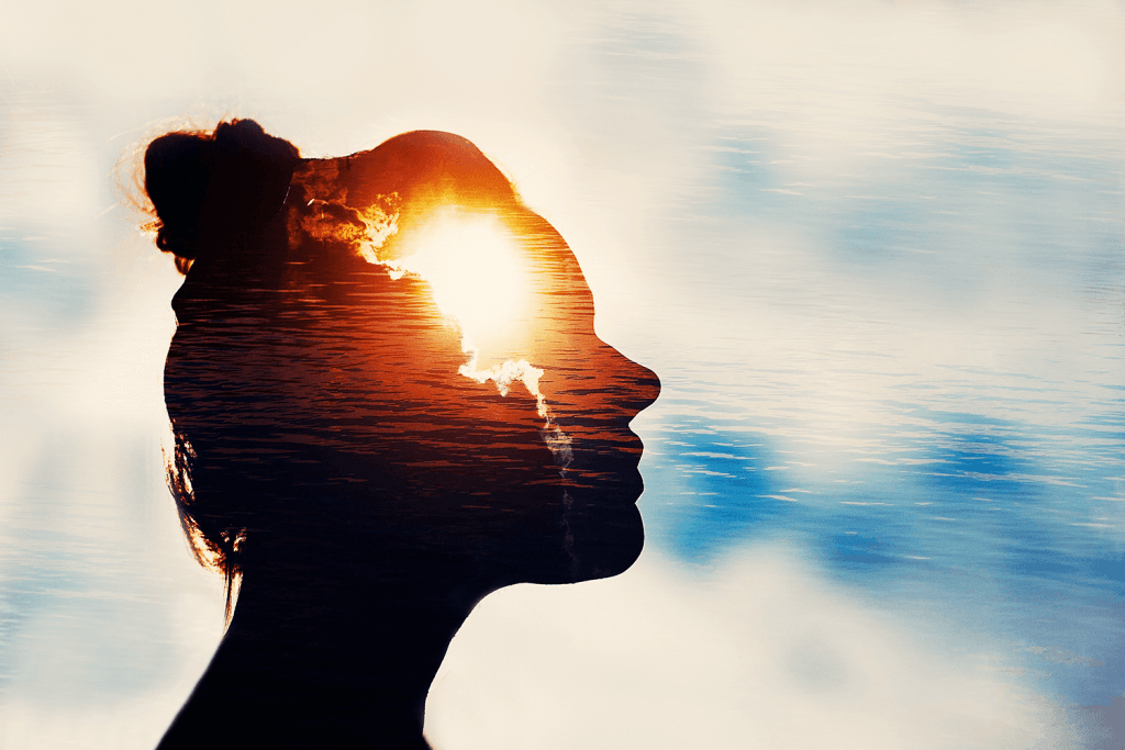 Doppelt belichtete Silhouette einer Frau mit Sonnenaufgang im Kopfbereich und Wasser im Hintergrund – symbolisiert innere Gedankenwelt, emotionale Tiefe und Ordnung der Gedanken.